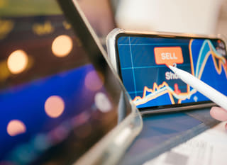 Cambiste opérant sur plusieurs marchés et étudiant les options Bitcoin, Ethereum et forex